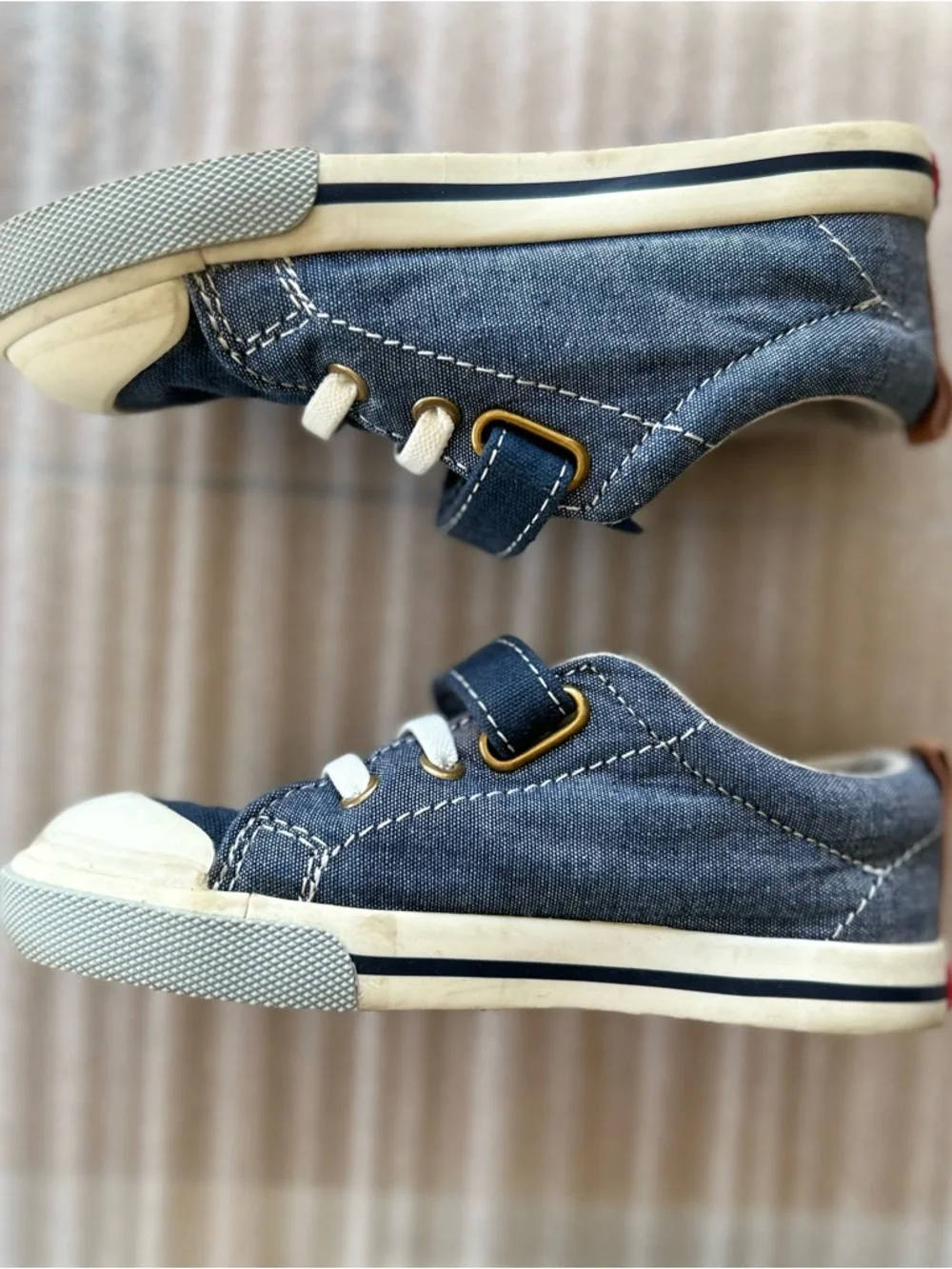 See Kai Run Stevie ll Chambray Classic Sneaker Lightweight Sporty Size 9 Unisex - Picture 3 of 11